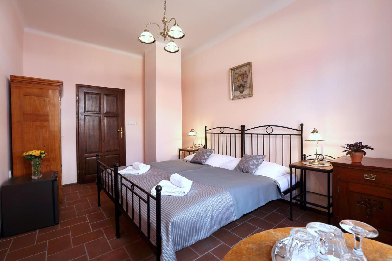 Penzion Na 15. Poledniku Hotel Jindřichŭv Hradec Kültér fotó