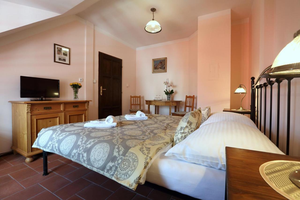 Penzion Na 15. Poledniku Hotel Jindřichŭv Hradec Kültér fotó