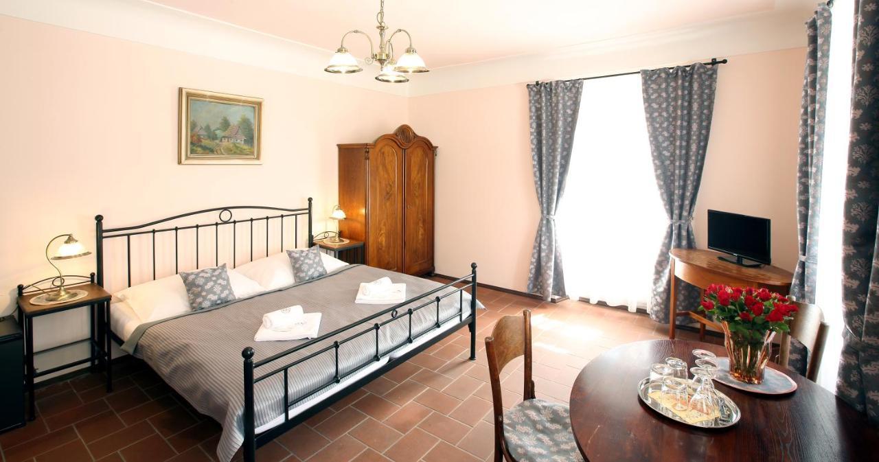 Penzion Na 15. Poledniku Hotel Jindřichŭv Hradec Kültér fotó