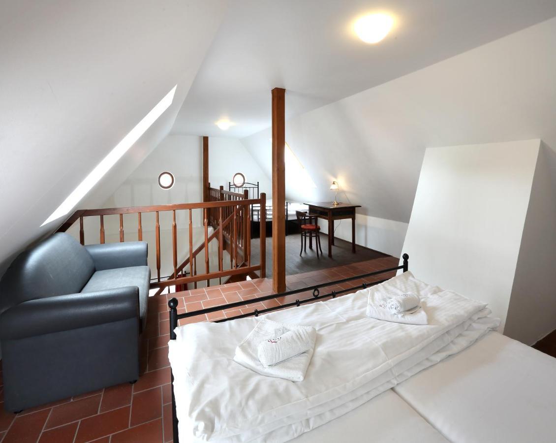 Penzion Na 15. Poledniku Hotel Jindřichŭv Hradec Kültér fotó