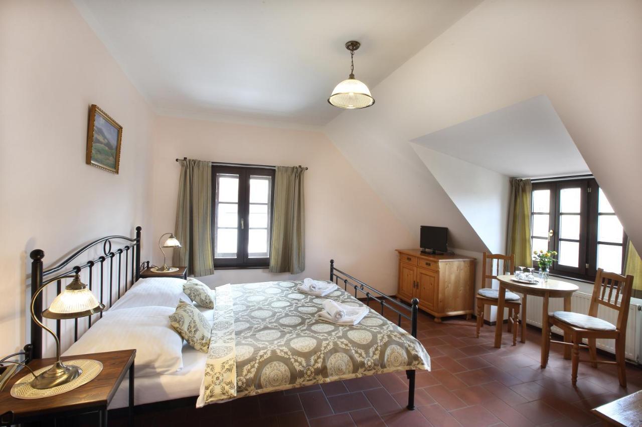 Penzion Na 15. Poledniku Hotel Jindřichŭv Hradec Kültér fotó
