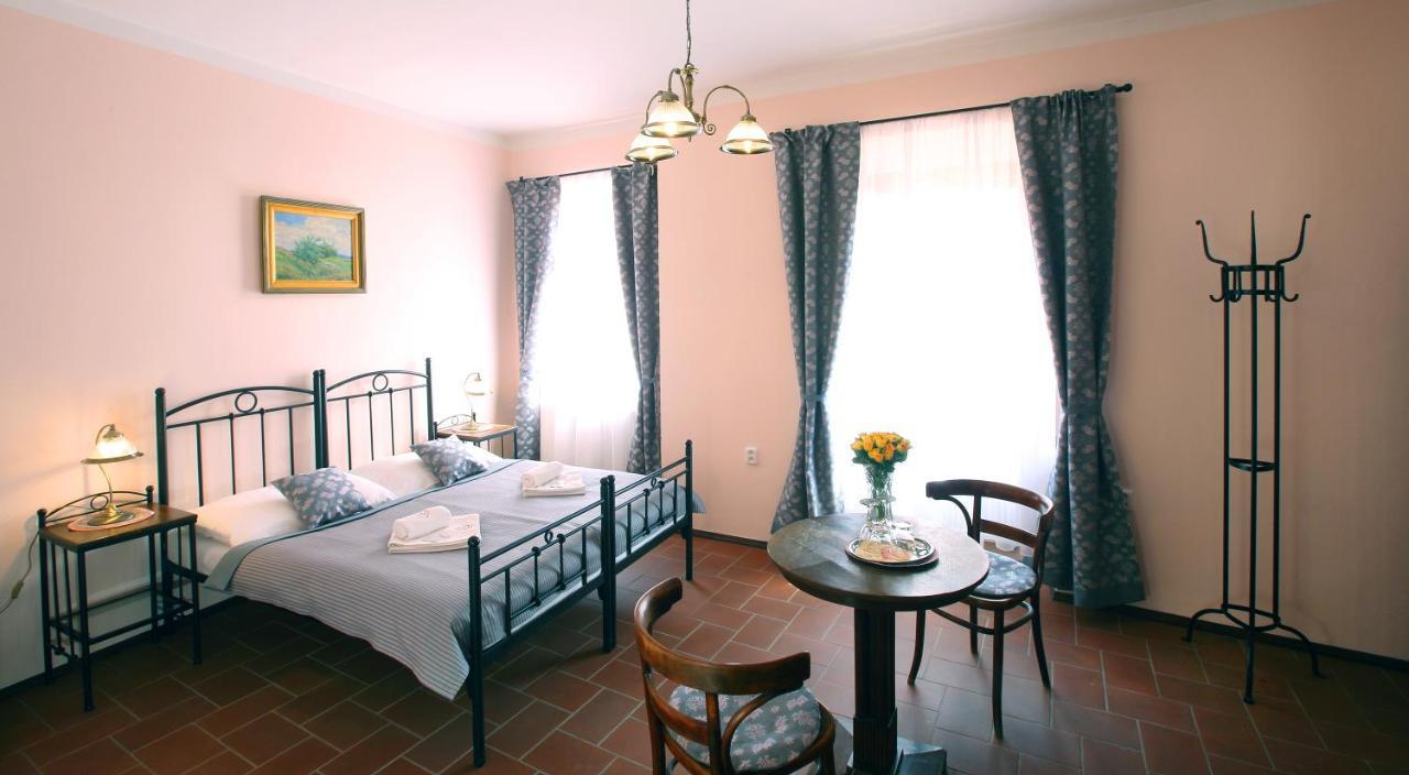 Penzion Na 15. Poledniku Hotel Jindřichŭv Hradec Kültér fotó