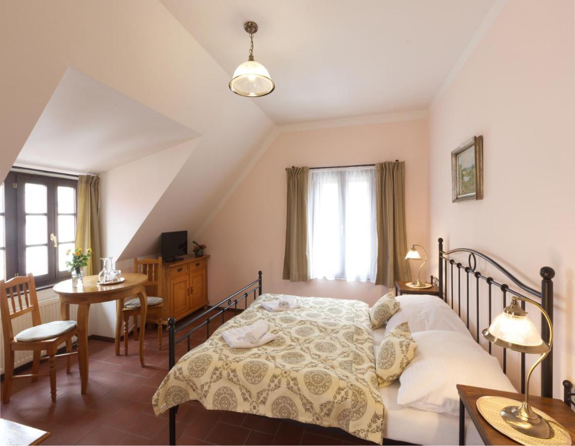 Penzion Na 15. Poledniku Hotel Jindřichŭv Hradec Kültér fotó