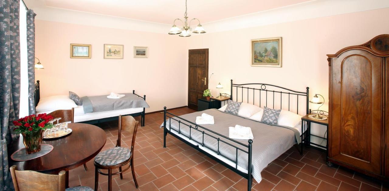 Penzion Na 15. Poledniku Hotel Jindřichŭv Hradec Kültér fotó