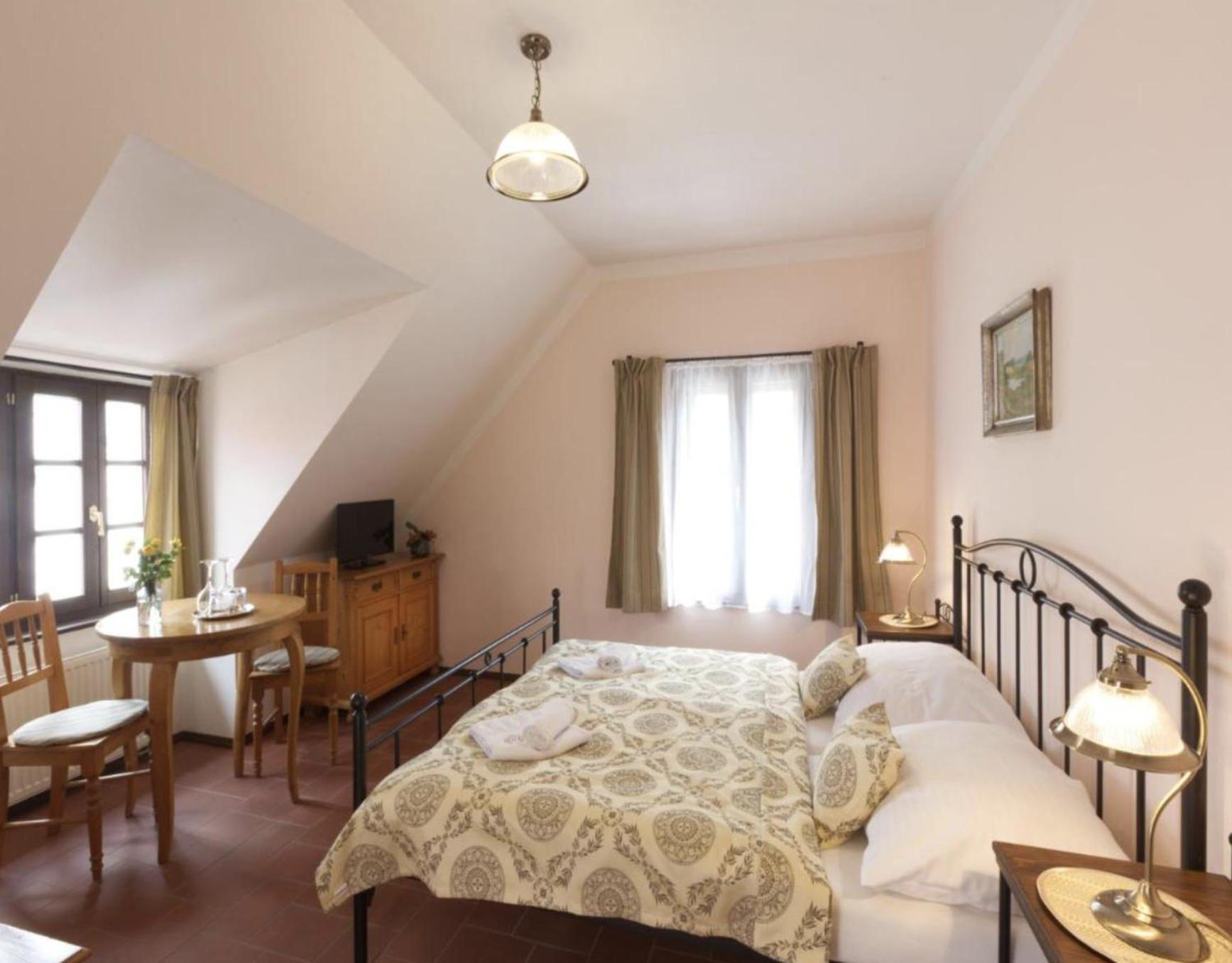 Penzion Na 15. Poledniku Hotel Jindřichŭv Hradec Kültér fotó